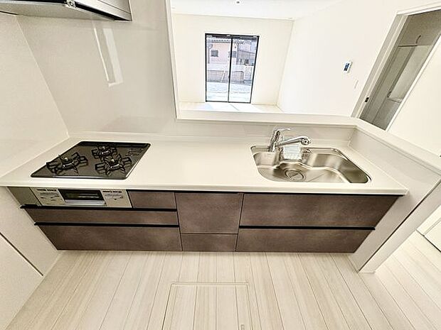 カウンターキッチン　ご家族と会話を楽しみながらお料理が作れます。小さいお子様の様子も確認しやすいLDKです。