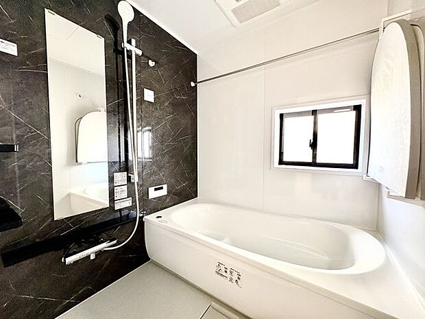 バスユニットはゆとりの1坪タイプ。仕事や学校、部活動で疲れて帰ってきた家族のリラックスタイムを演出してくれます…お子様と一緒でも余裕の広さです！