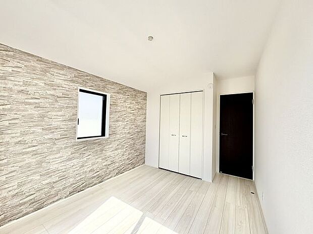 2F洋室 6.0帖　アクセントクロスで落ち着いたお部屋の印象です。