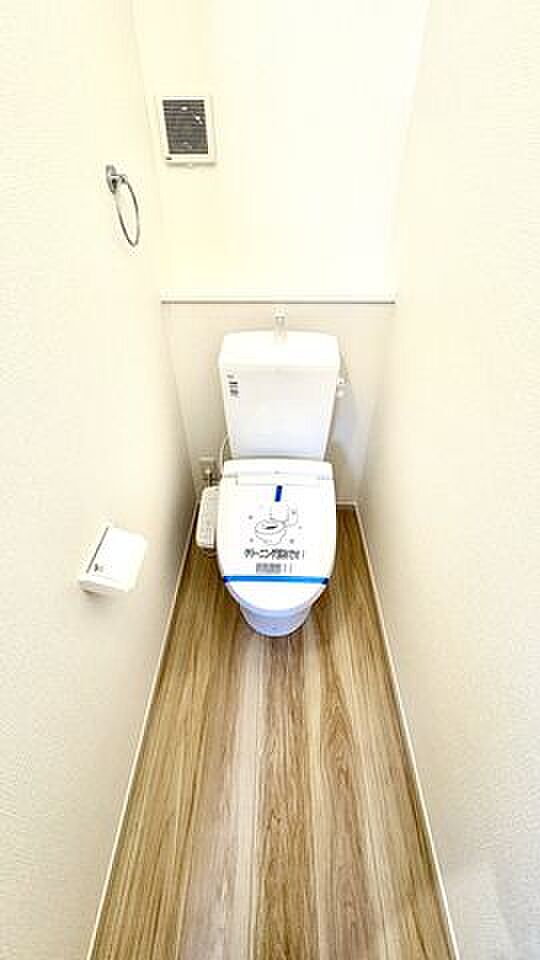 1階トイレ冬場でもほかほか温水洗浄便座を採用