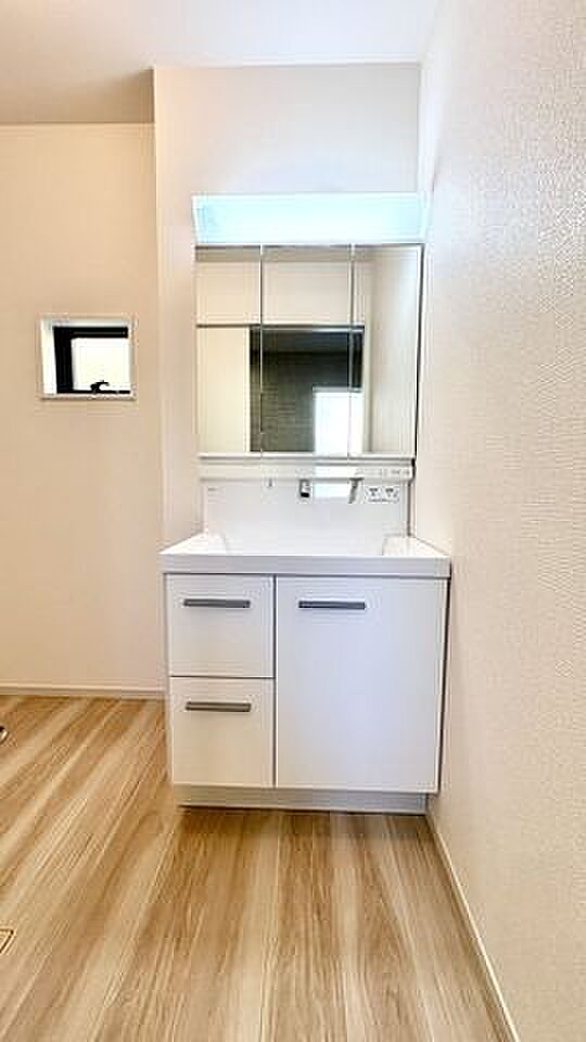 洗面化粧台　三面鏡なので大変便利です