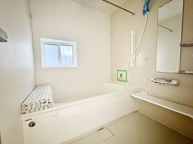 バスユニットはゆとりの1坪タイプ。仕事や学校、部活動で疲れて帰ってきた家族のリラックスタイムを演出してくれます…お子様と一緒でも余裕の広さです！