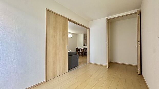 リビング横　フリールーム約5帖 ご趣味やお子様のプレールーム、お昼寝にも大変便利なお部屋です