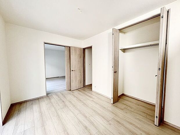 リビングの隣 洋室6帖　たくさんのお客様でも安心！リビングと繋げてご利用になれます。