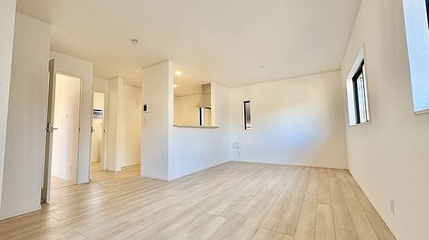 道路より高い位置にあるリビングで、外からの視線を自然にカット。安心してくつろげる住まいです。