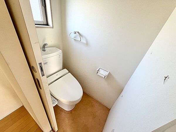 トイレ冬場でもひやっとしない温水洗浄便座を採用。