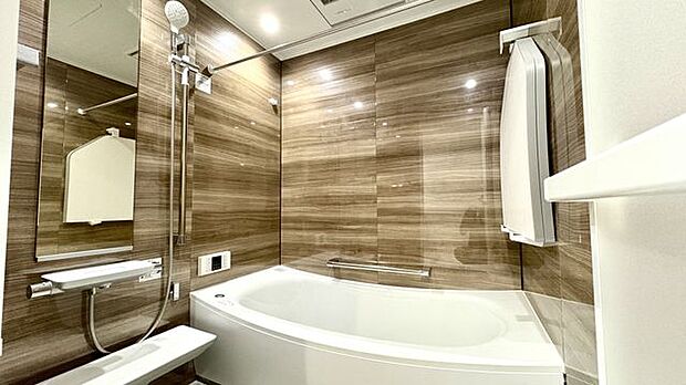 バスユニットはゆとりの1坪タイプ。仕事や学校、部活動で疲れて帰ってきた家族のリラックスタイムを演出してくれます…お子様と一緒でも余裕の広さです！