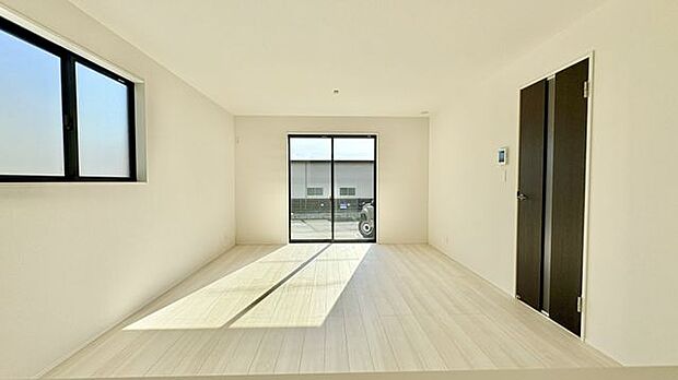 リビング16帖　柔らかい陽光がさし込むリビング