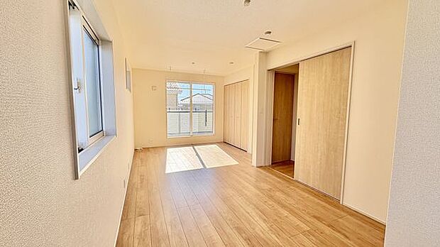 2階洋室10.25帖 将来は間仕切る事も可能!!