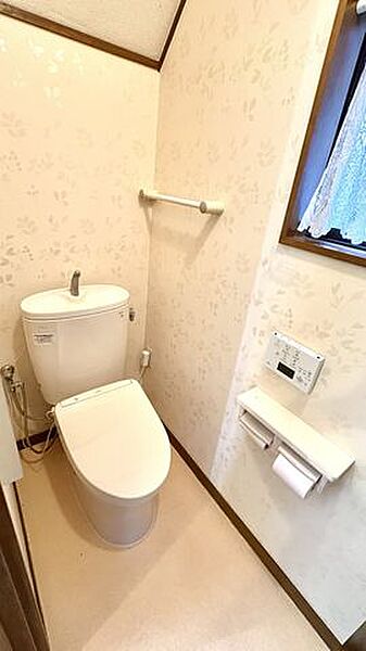 1階トイレ冬場でもひやっとしない温水洗浄便座を採用。