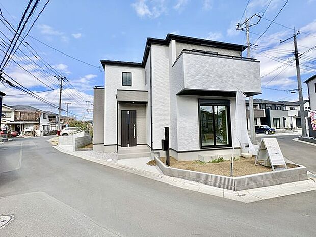 2面バルコニーで陽当たり良好の邸宅