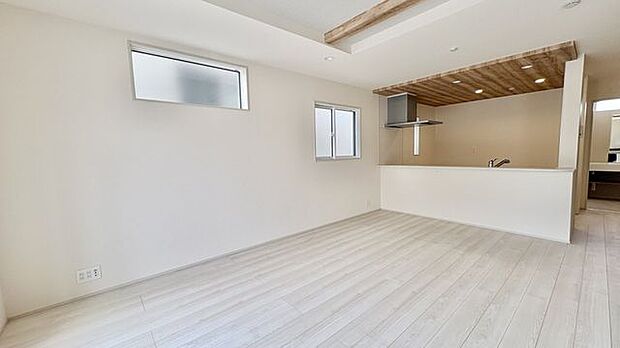 キッチンからリビング全体を見渡せて安心