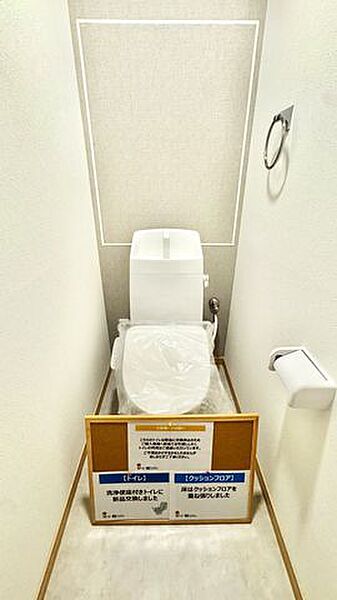トイレ冬場でもひやっとしない温水洗浄便座を採用。