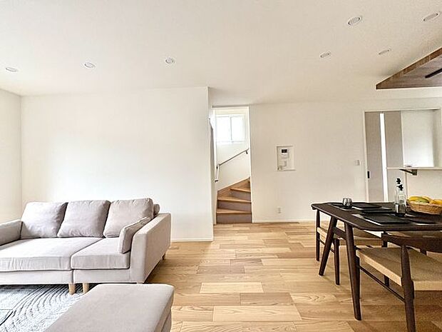 2F:LDK19.62帖 リビング階段です