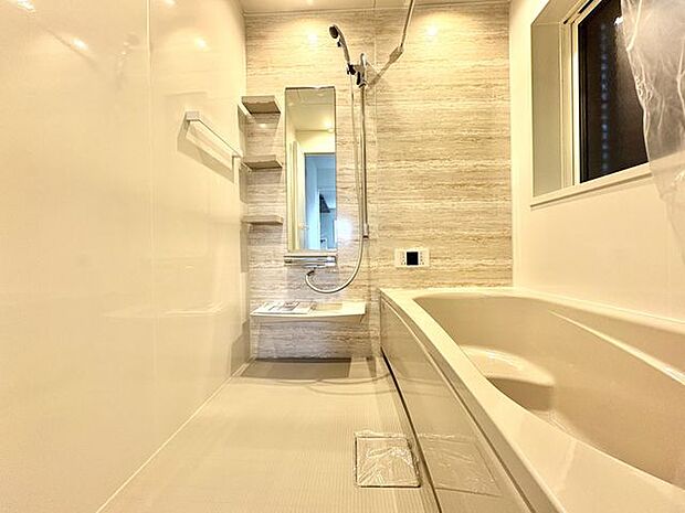 バスユニットはゆとりの1坪タイプ。仕事や学校、部活動で疲れて帰ってきた家族のリラックスタイムを演出してくれます…お子様と一緒でも余裕の広さです!