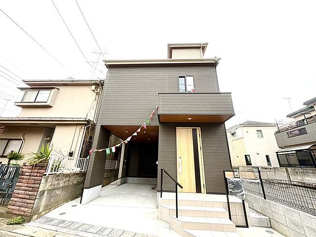 外観 ビルトインガレージです