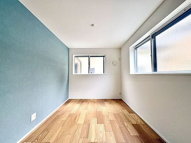 1F:洋室5.5帖 パステルからーのアクセントクロスが爽やかさを演出