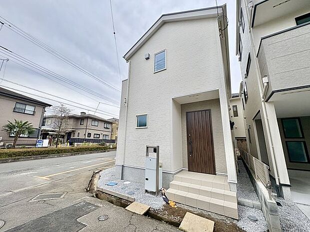 角地で陽当たり通風良好！！