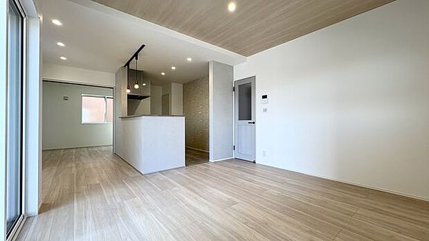 LDK約16.3帖 外からの視線に配慮した高窓からは柔らかな光を取り込めます