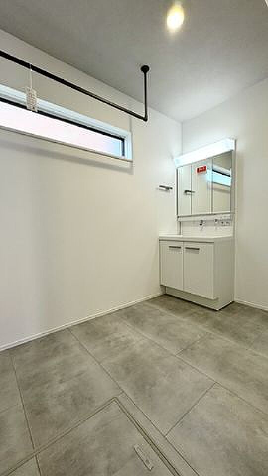 洗面脱衣室 三面鏡化粧台です 広々しており室内選択物干しがあり雨の日でもお洗濯の心配いりません