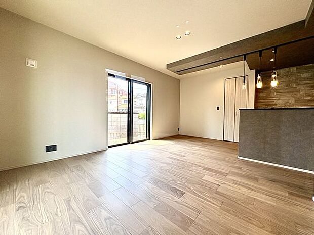 LDK約17.6帖 南東からの採光が明るいです