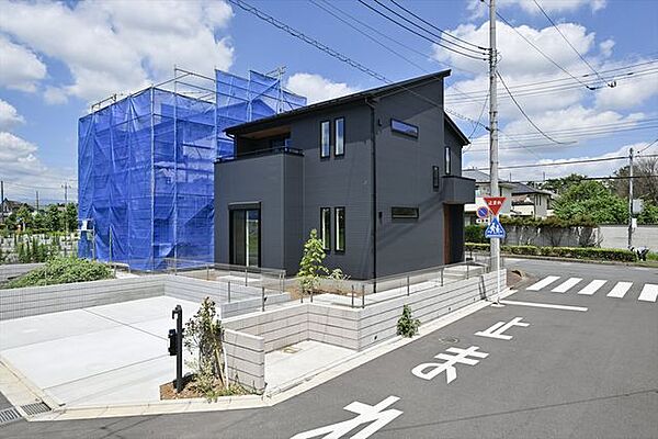 前面道路、間口が共に広く日当り良好です。カースペース2台並列駐車可能（車種制限あり）