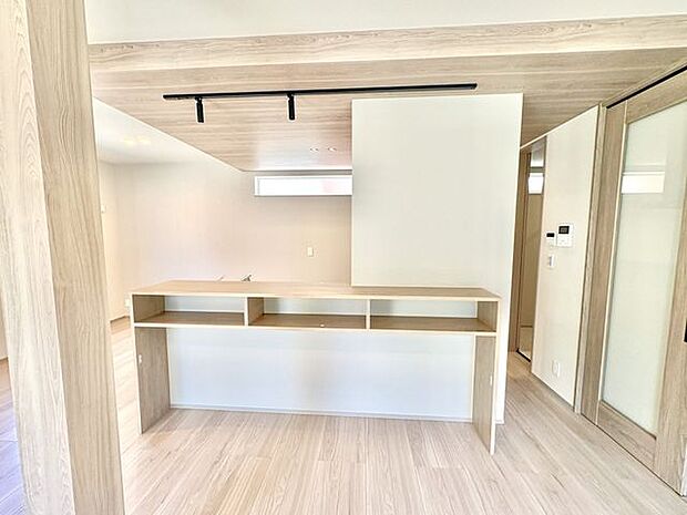LDK20.38帖 木目のオシャレなカウンターが住まいに柔らかさをプラス。シンプルながらも印象的な空間デザインが魅力です。