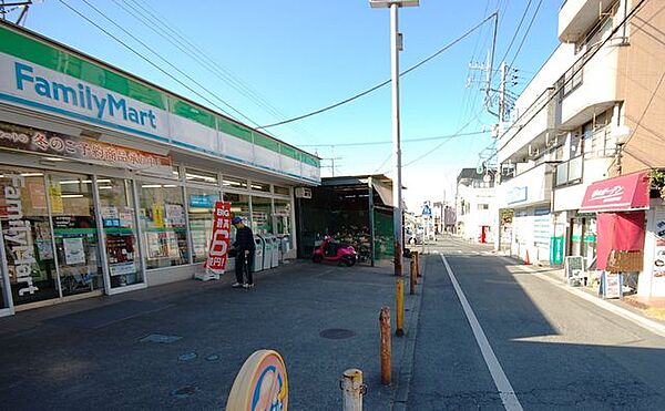 ファミリーマート仏子駅前店 徒歩9分。 650m