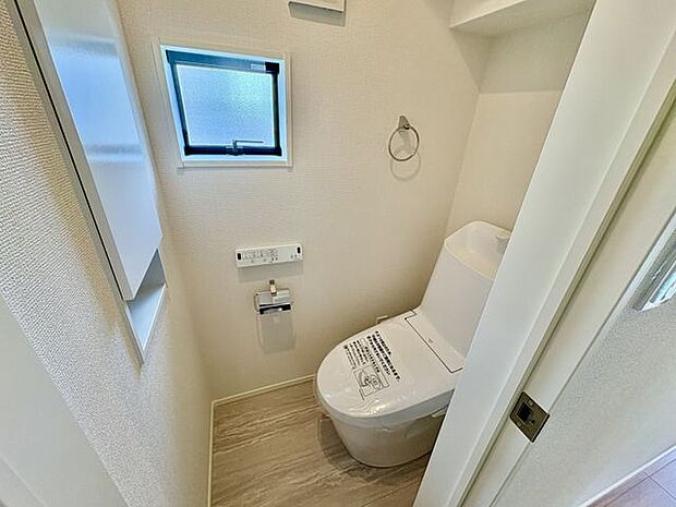 1階トイレ冬場でもポカポカな温水洗浄便座を採用。