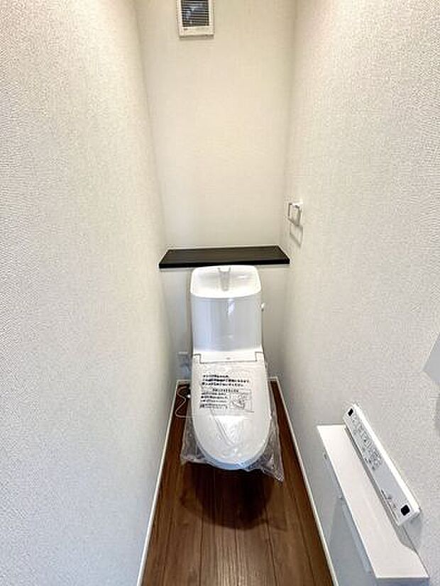 1階トイレ冬場でもポカポカな温水洗浄便座を採用。