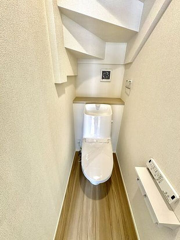 1階トイレ冬場でもポカポカな温水洗浄便座を採用。