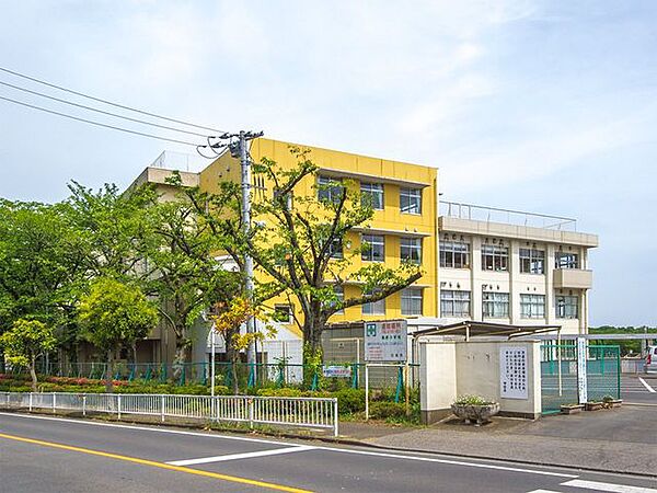 日高市立高根小中学校 徒歩12分。 900m
