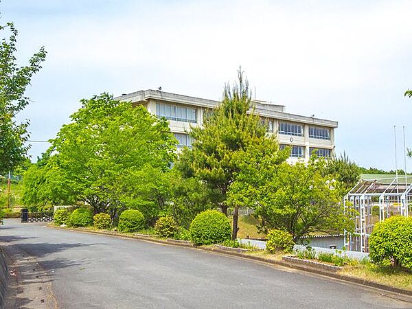 日高市立高根中学校 徒歩12分。 950m