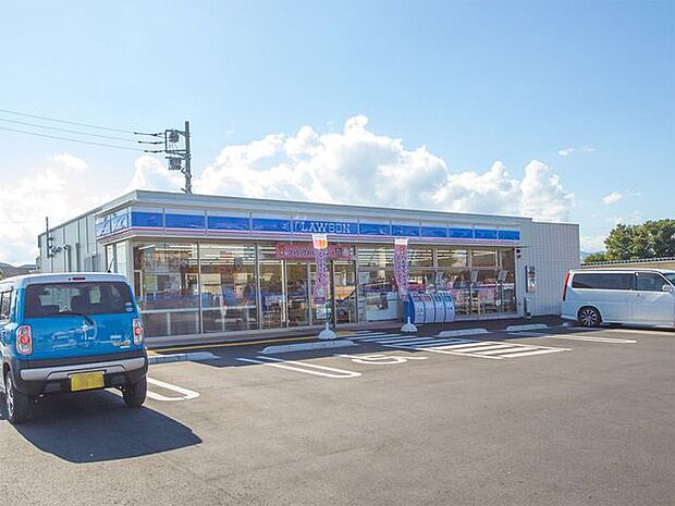 ローソン日高南平沢店 徒歩8分。 590m