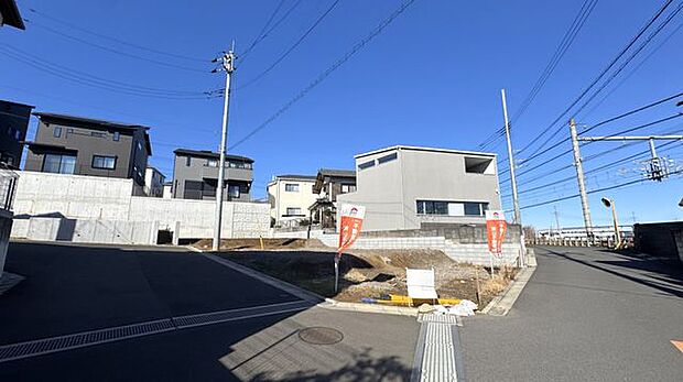 現地外観 前面道路はひろびろ6m