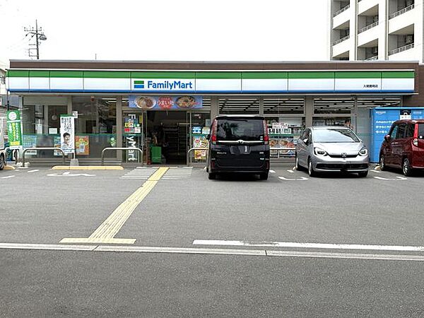 ファミリーマート入間豊岡店 徒歩5分。 340m