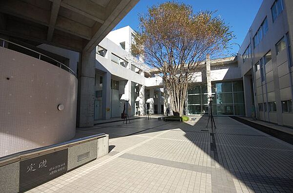 入間市立図書館 徒歩5分。 370m