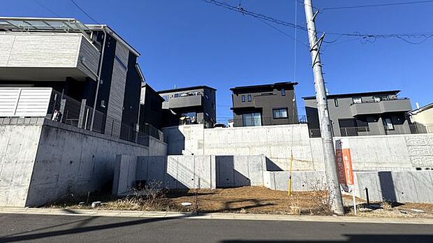 現地外観　南東向きで陽当たり良好です
