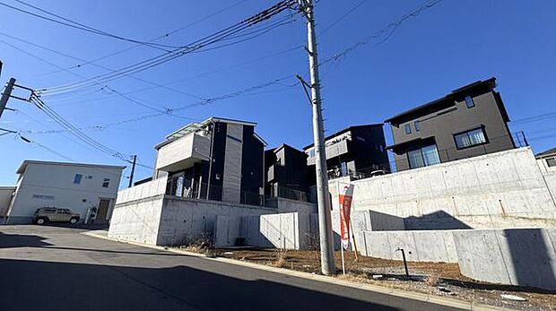 現地外観　堅牢な作りの分譲地