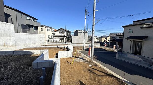 現地外観　陽光あふれる閑静な住宅地は新生活にぴったりです
