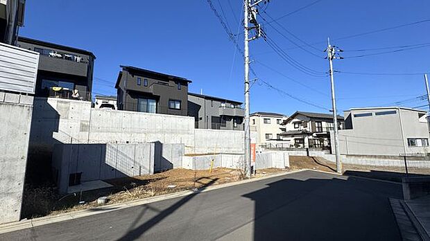 現地外観　前面道路はひろびろ6ｍ
