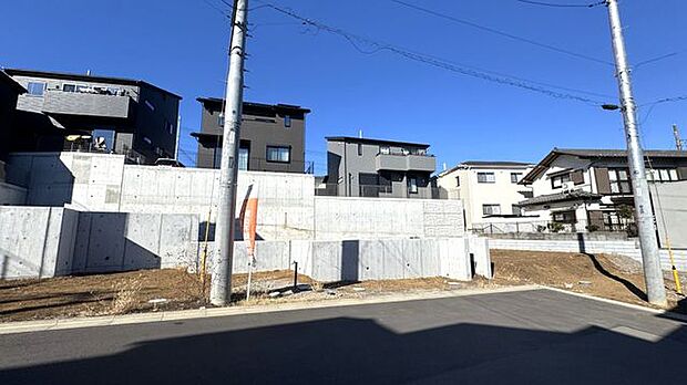 現地外観　南東向きで陽当たり良好です