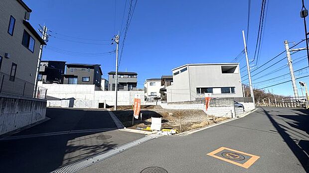 現地外観　前面道路はひろびろ6ｍと4ｍの角地