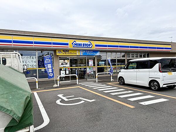 ミニストップ入間市下藤沢店 徒歩4分。 290m