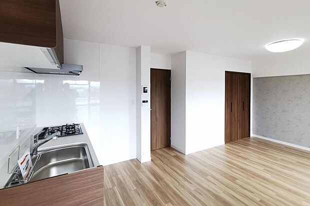壁付キッチンは居住スペースを広く使えるメリットがあります。