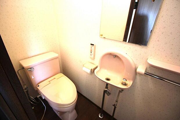2階のトイレには手洗い場もついております。