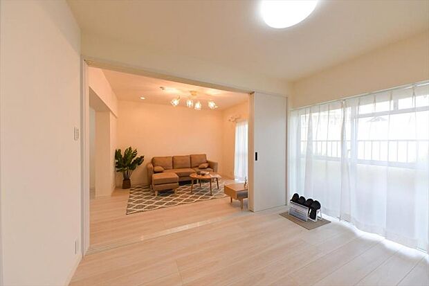 リビング隣接の洋室を開放すれば広々一体空間としてもご使用いただけます。
