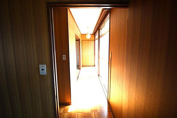 2階廊下は南側に窓があり明るい日差しが入ります。