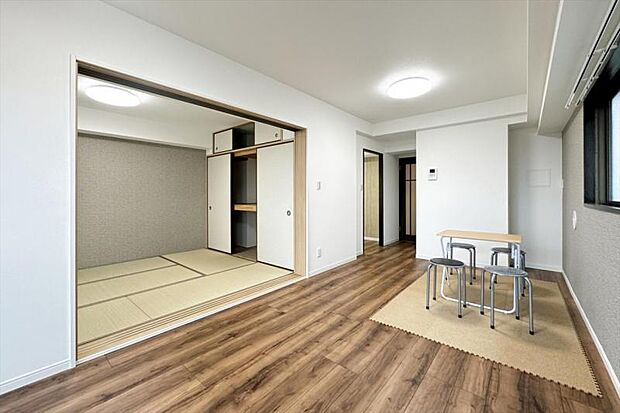 リビングダイニング10.4帖／和室を開放するとさらに開放的な居住空間になります。