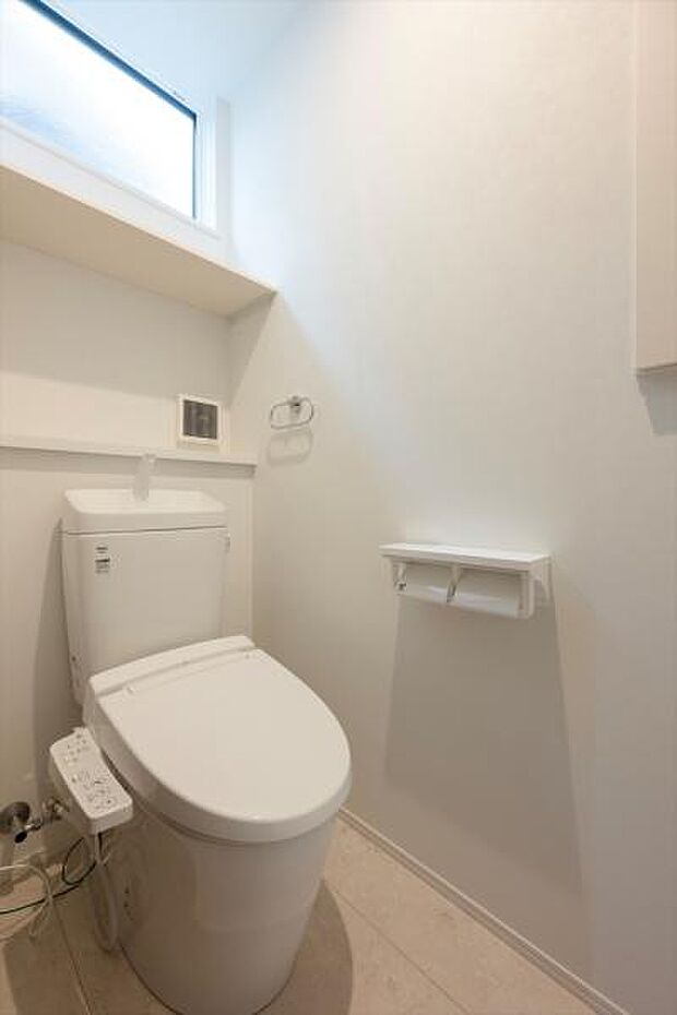 【1階　トイレ】温水洗浄便座付！